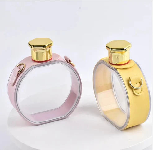 زجاجة مياه على شكل عطر
