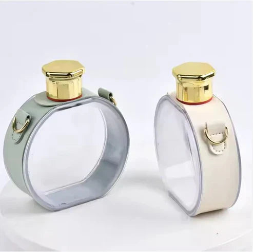 زجاجة مياه على شكل عطر
